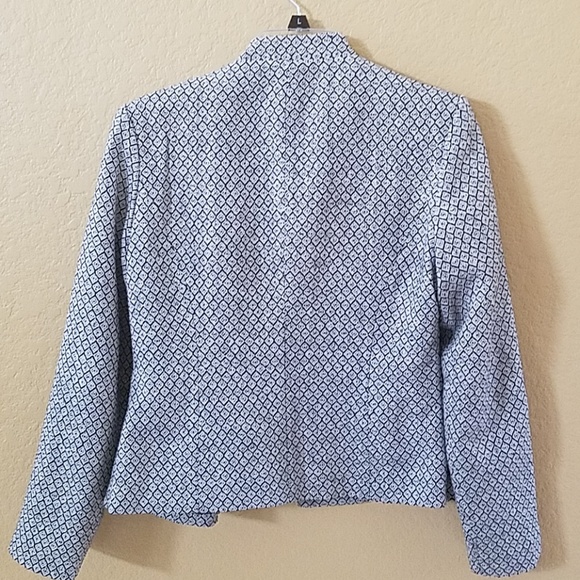 Suit - Picture 6 of 7